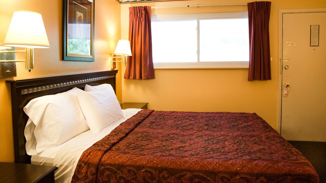 Hometown Inn Athens Extérieur photo